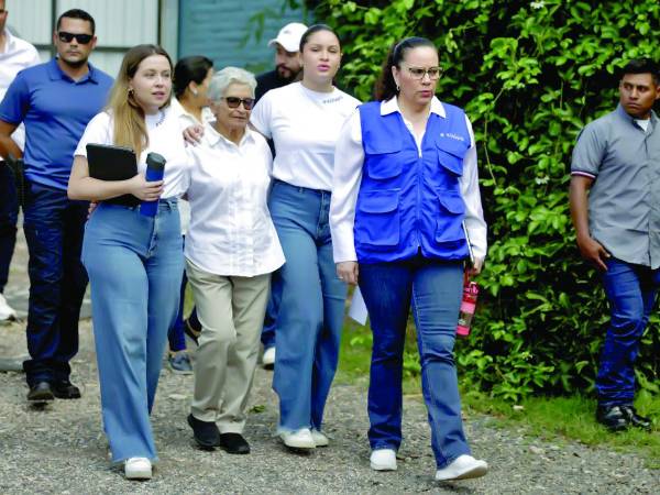 <b>La esposa e hijas de Juan Orlando Hernández dijeron en una comparecencia que el expresidente recibió un trato injusto.</b>