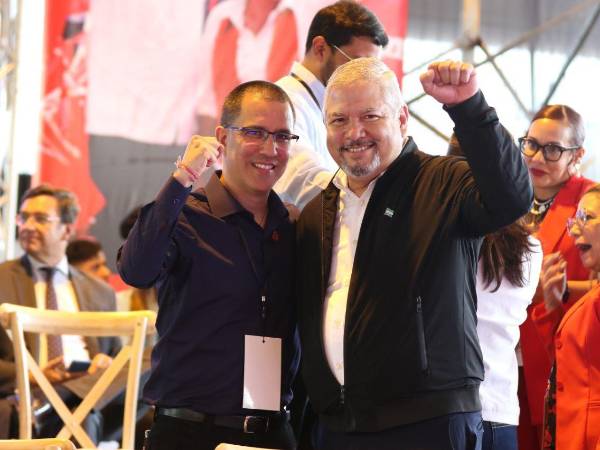 El excanciller venezolano, Jorge Arreaza, y el canciller de Honduras, Enrique Reina.