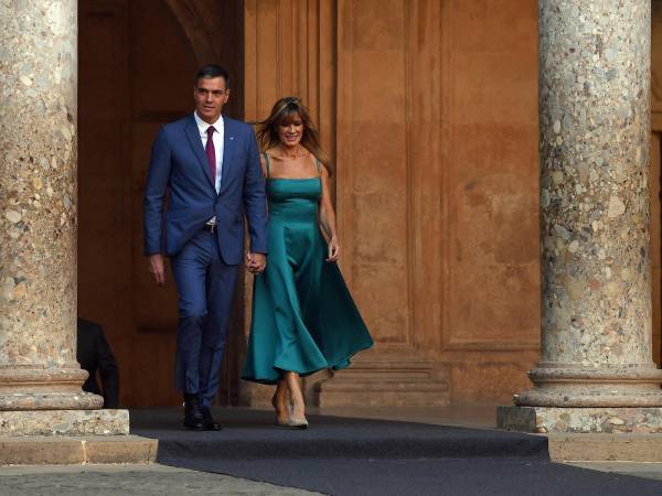 Sánchez defiende a su esposa, Begoña Gómez, de las acusaciones en su contra por presunta corrupción.