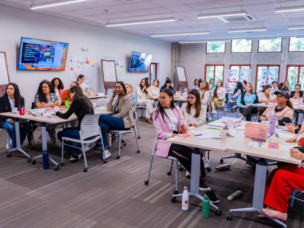 Fundación PriceSmart e Incae ofrecen 40 becas a empresarias hondureñas.