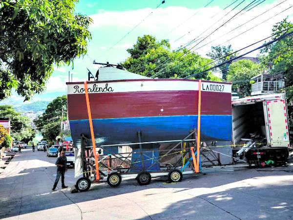 Marlon Martínez nombré velero Rosalinda en homenaje a su esposa.