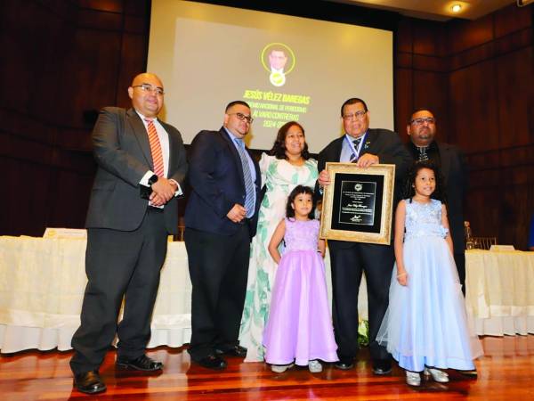 El periodista Jesús Vélez Banegas fue acompañado por su familia durante el evento donde se reconoció su trayectoria.