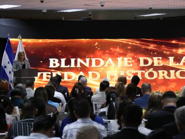 Ana Paola Hall discursa anoche en la presentación del informe en Tegucigalpa.
