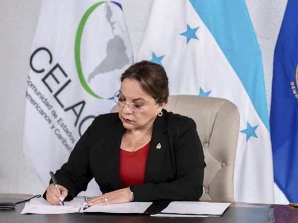La presidenta de Honduras y a la Presidenta Pro Tempore de la Comunidad de Estados Latinoamericanos y Caribeños (CELAC), Xiomara Castro, dirigiendo una reunión virtual en Tegucigalpa.