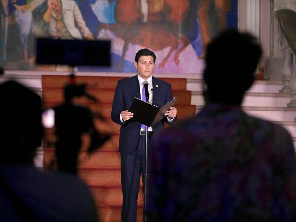 Marlon Ochoa, ministro de la Secretaría de Finanzas, durante conferencia de prensa esta noche. Foto: Secretaría de Prensa de Honduras.
