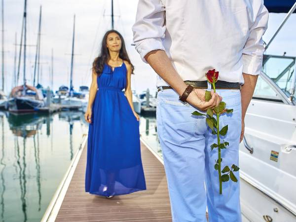 Cuando un hombre está enamorado, presta atención a los pequeños detalles sobre ti, como tu bebida favorita o cómo te gusta tu café.