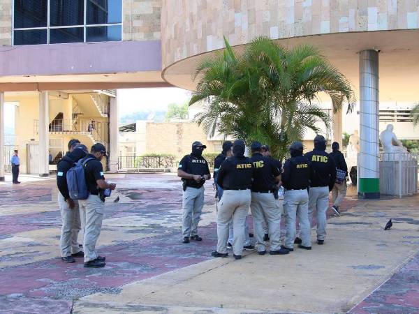 Agentes de la Atic y el Ministerio Público llegaron ayer jueves al Congreso Nacional a secuestrar documentación sobre supuestos actos de corrupción.