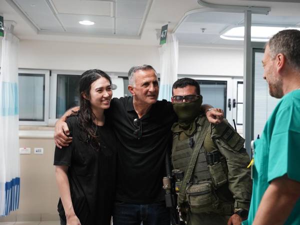 Noa Argamani se reencuentra con su padre en el Centro Médico 'Sheba' Tel-HaShomer, en Tel Aviv, donde fueron trasladados los cuatro rehenes que el Ejército israelí rescató en Gaza.