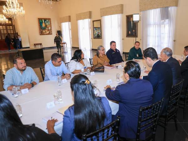Representantes magisteriales y el presidente Asfura en Casa Presidencial.