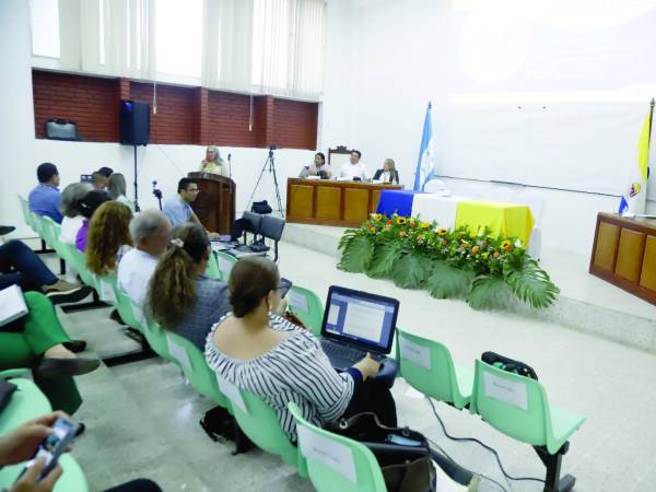 <b>Autoridades de educación y cooperación participan en foro sobre la brecha digital. Foto: Franklyn Muñóz.</b>