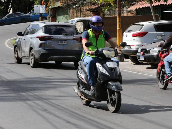 Ante el incremento de fallecidos por accidentes de tránsito registrados en 2025, la Dirección Nacional de Vialidad y Transporte (DNVT) puso en marcha en 2026 una nueva disposición que obliga a los motociclistas a utilizar chaleco reflectante, como parte de las acciones para reducir la siniestralidad vial en el país.