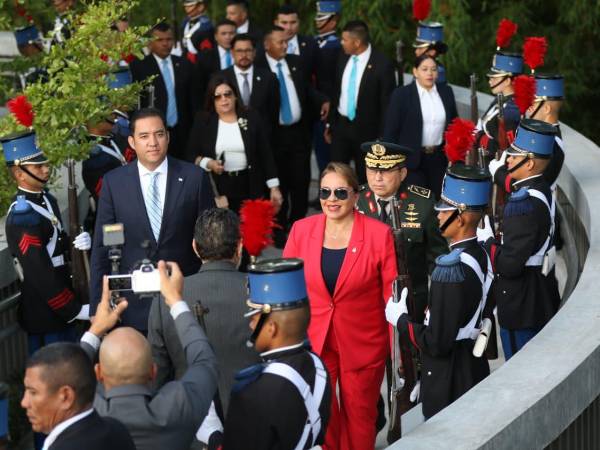La presidenta de Honduras, Xiomara Castro, asistió este lunes 1 de septiembre al acto de izamiento de la bandera nacional en el cerro Juana Laínez, Tegucigalpa, en el marco del inicio del mes patrio.
