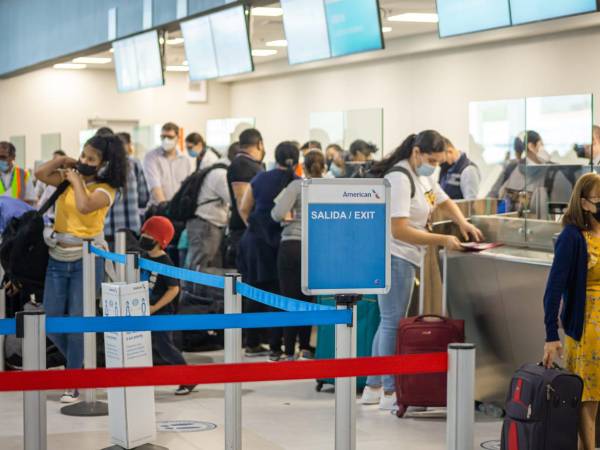 A partir del 15 de noviembre entra en vigor la <b>Ley del Hondureño Ausente</b>, que permite ingresar al país 53 artículos de uso personal y familiar a hondureños que han estado fuera del país por más de un año.