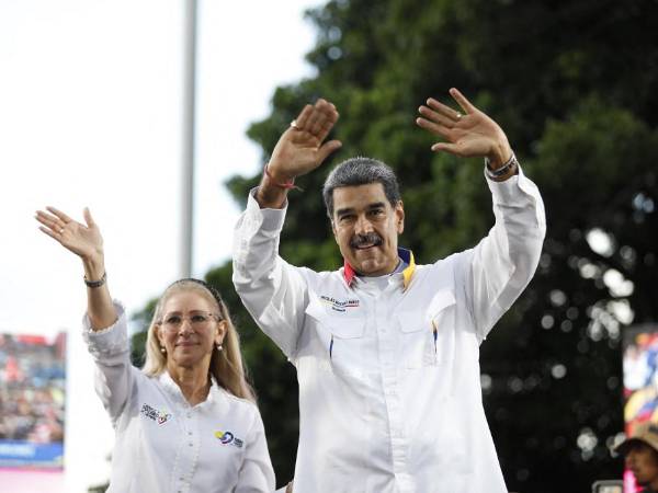El presidente Nicolás Maduro y su esposa Cilia Flores durante un evento político tras las elecciones presidenciales en Venezuela.