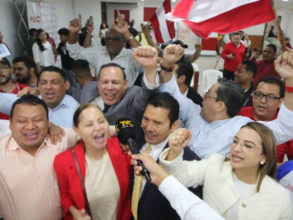 Dirigentes del Partido Liberal celebran los nuevos resultados divulgados por el CNE que posicionan a Nasralla a la cabeza de la elección presidencial.