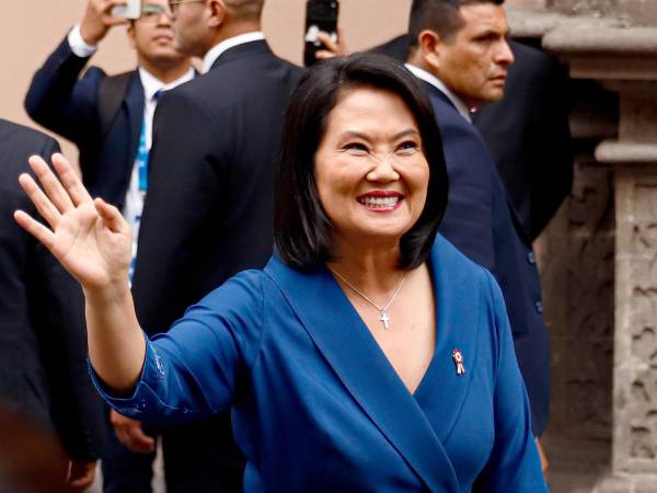 La presidenta electa de Perú, Keiko Fujimori, saluda durante su llegada al Palacio de Torre Tagle previo a los actos oficiales de la transmisión de mando e investidura de su posesión de este martes, en Lima (Perú). EFE/ Sebastián Blanco Salazar