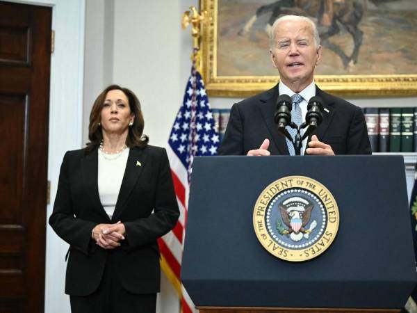 El presidente estadounidense Joe Biden habla desde la Sala Roosevelt de la Casa Blanca mientras la vicepresidenta Kamala Harris observa.