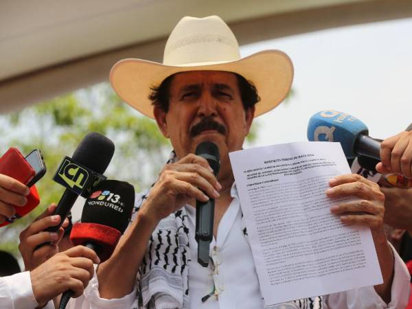 El expresidente Zelaya durante una comparecencia ante medios de comunicación.