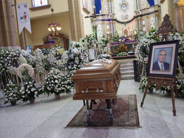 Con profunda consternación y devoción, este miércoles se celebró en horas de la mañana la misa de cuerpo presente en honor a don Emilio Larach en la Basílica Menor Nuestra Señora de Suyapa, en Tegucigalpa.