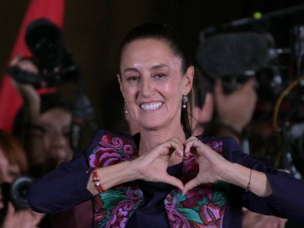 La candidata presidencial de México por el partido Morena, Claudia Sheinbaum, celebra tras los resultados de las elecciones generales en la Plaza Zócalo de la Ciudad de México, el 2 de junio de 2024.