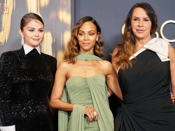 “Ni he hablado con Karla Gascón ni quiero hacerlo”, Jacques Audiard, el director de ‘Emilia Pérez’ que calificó al español como “un idioma de pobres”, se pronuncia sobre la última polémica de su protagonista.+++ “Me quieren aplicar la cultura de la cancelación”, se defiende Karla Sofía Gascón después de que Netflix la haya retirado de las promociones del filme tras sus controvertidos tuits en los que cargaba contra los Óscar tildándolos de “premios de cine reivindicativo”.+++ Selena Gomez admite que “podría haberlo hecho mejor con el español” y Zoe Saldaña se muestra “triste” por toda la polémica.