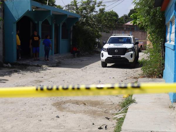Una mujer identificada como Vilma Meléndez murió la mañana de este martes 4 de agosto de 2026 tras sufrir una caída en unas gradas de la colonia Valle de Sula, en San Pedro Sula, Cortés. El hecho ocurrió cerca de la 33 calle, donde su cuerpo fue encontrado mientras agentes de la Policía Nacional resguardaban la escena.