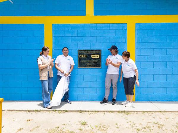 Representantes de Plihsa y Feih durante la inaguración del proyecto.