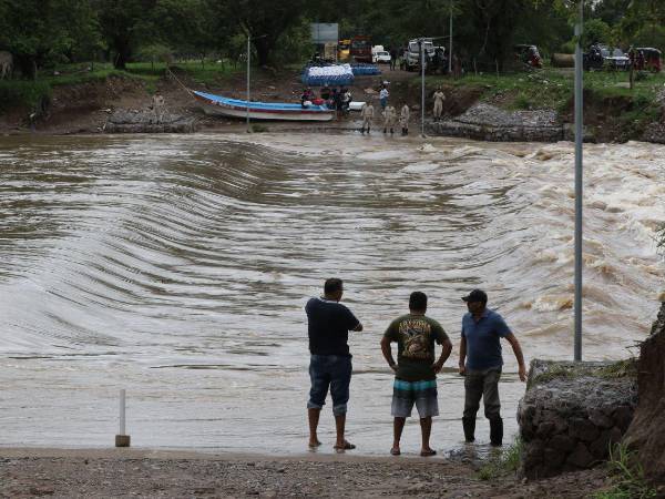 Las intensas lluvias en Honduras han dejado una persona muerta, más de 6.100 afectados y cientos de incomunicados por las inundaciones, informó este miércoles la Secretaría de Gestión de Riesgos y Contingencias Nacionales.
