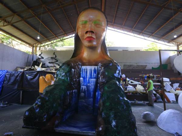 Más de 32 artesanos hondureños trabajan arduamente por extensas horas en la elaboración de las chimeneas gigantes en Trinidad, Santa Bárbara.