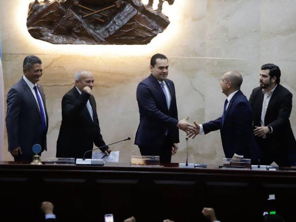 El nacionalista Zambrano preside la Junta Directiva provisional del Congreso Nacional.