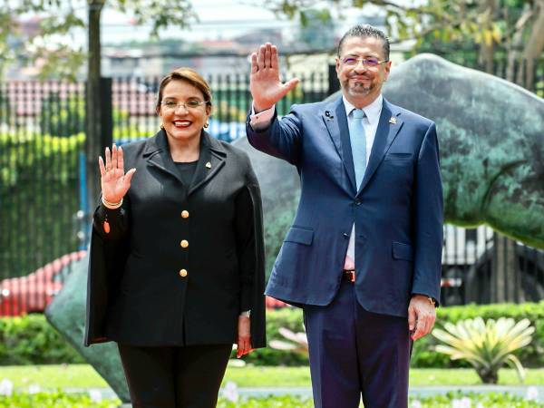 La presidenta de Honduras, Xiomara Castro, arribó al mediodía de este jueves a Costa Rica para sostener una reunión bilateral con el mandatario Rodrigo Chaves.