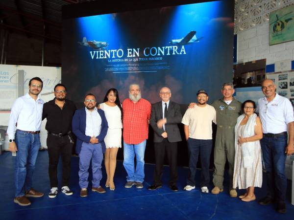 El elenco de Viento en Contra durante la presentación oficial de la película en el Museo Aeroespacial de Honduras.