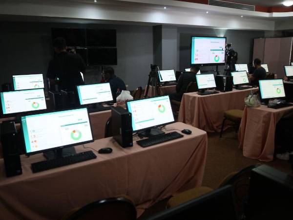 El sistema de transmisión de resultados del CNE estuvo paralizado desde el pasado viernes debido a fallas técnicas; sin embargo, este lunes, autoridades electorales lograron reanudarlo.