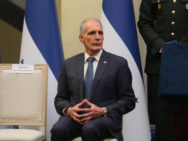 Asfura durante la toma de posesión como alcalde capitalino de Juan Diego Zelaya.