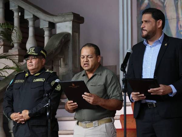 El ministro hondureño de Seguridad, Gustavo Sánchez, mientras leída el comunicado.