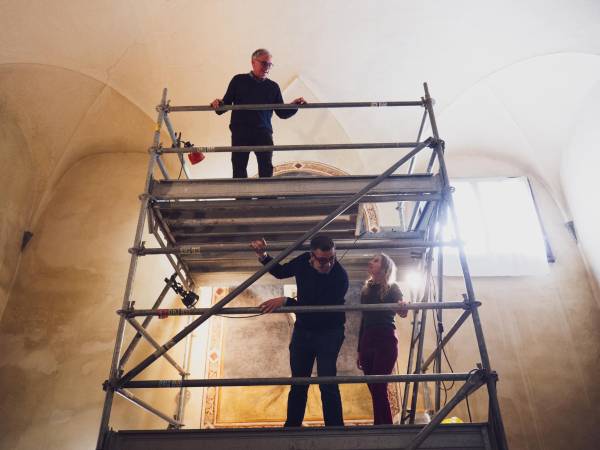 Steven Woloshin (sup.) con Camilla Alderighi y Raffaele Rasoini, quienes impulsaron la restauración de un fresco de Fra Angélico de la Crucifixión.