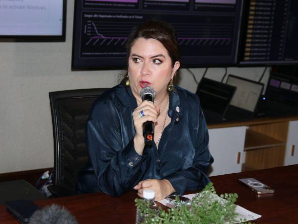 Cossette López, una de las consejeras del Consejo Nacional Electoral de Honduras.