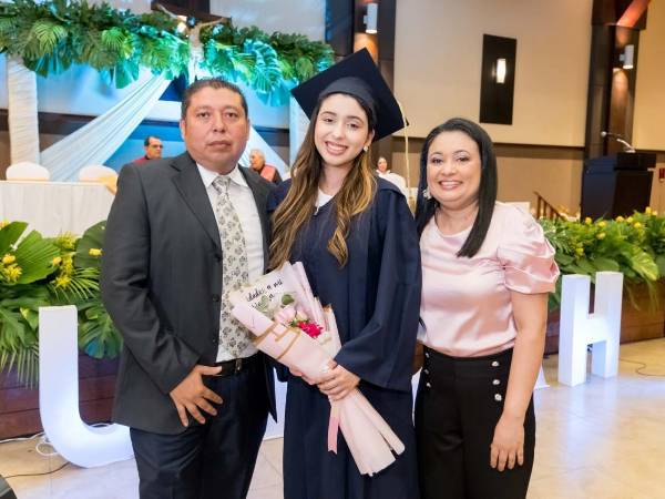 La joven profesional Alexandra Villanueva junto a sus padres Bladimir Villanueva y Claudia Oliva.