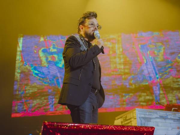 Aleks Syntek durante una presentación en Pachuca.