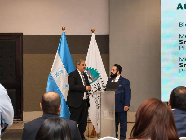 Fotografía que muestra a <b>Karim Qubain</b>, presidente de la CCIC, y Luis Redondo, presidente del Congreso Nacional.