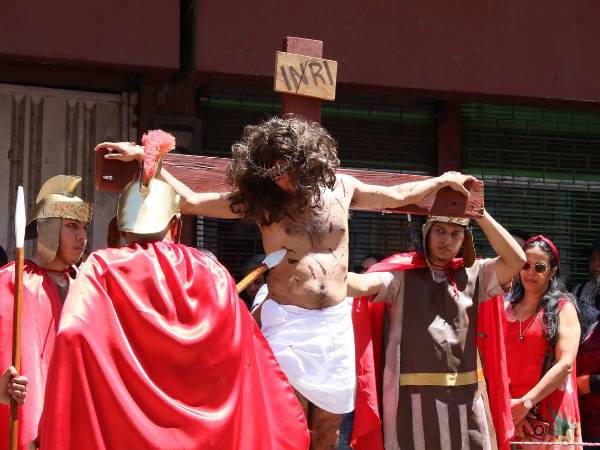 Cientos de fieles se congregan en la iglesia San Francisco de Tegucigalpa para iniciar el viacrucis, atendiendo el llamado del arzobispo José Vicente Nácher a vivir el Viernes Santo con fe y paz.