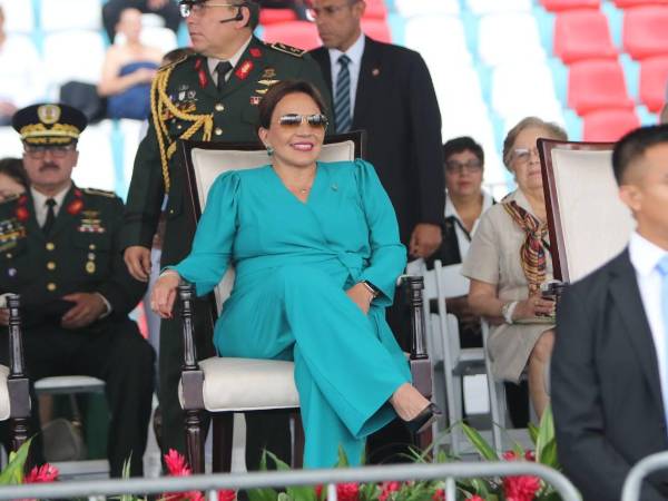 La presidenta de Honduras, Xiomara Castro, en el Estadio Nacional Chelato Uclés, donde se desarrollan los desfiles de colegios en conmemorativos a los 203 años de la independencia patria.