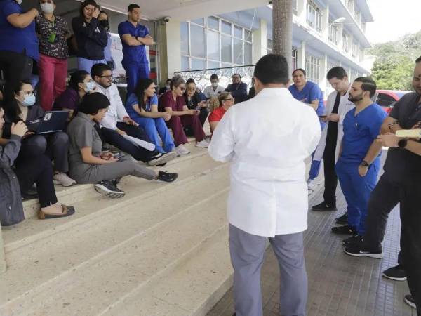 Médicos participan en una asamblea informativa.