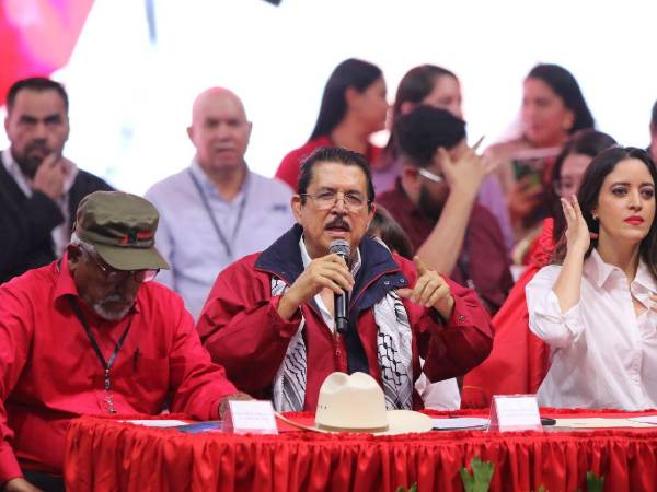 José Manuel Zelaya dirigió la asamblea de Libre.