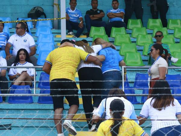Lindo gesto: Ellos ayudaron a una aficionada del Génesis para instalarse en el sector de silla.