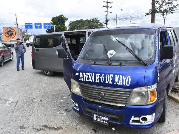 Así quedaron los dos buses, tipo rapidito, que chocaron en la entrada al sector Rivera Hernández.