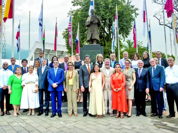<b>Los miembros del cuerpo consular con autoridades municipales y empresariales.</b>