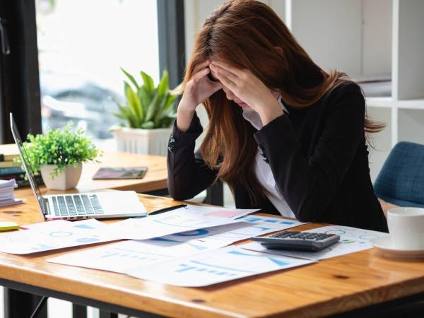 Hoy en día, muchas personas llegan a casa en horarios post laborales y siguen trabajando, recibiendo llamadas y no dedican tiempo al descanso.