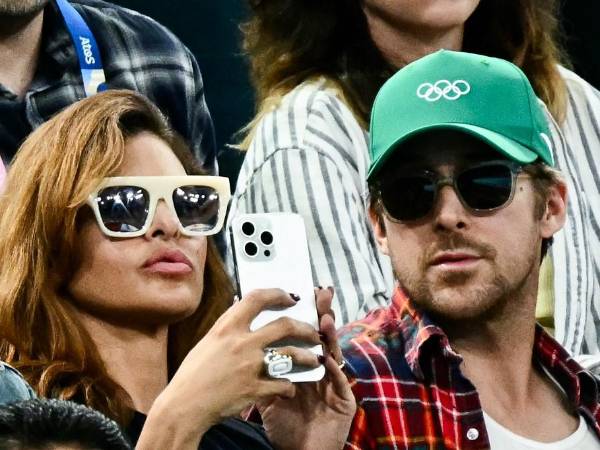 La actriz estadounidense Eva Mendes (izq.) y su pareja, el actor canadiense Ryan Gosling (der.), asisten a la final femenina de barras asimétricas de gimnasia artística durante los Juegos Olímpicos de París en el Bercy Arena de París, el pasado 4 de agosto.