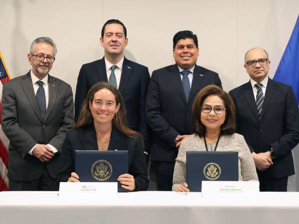 Fotografía cedida por Desarrollo Internacional de Estados Unidos (DFC), que muestra a la jefa de Políticas de la DFC, Caroline Vik (c-i); y a la directora ejecutiva de MiCrédito, Verónica Herrera (c-d), posando ayer martes durante la firma de un acuerdo por 10 millones de dólares para financiar a micro, pequeñas y medianas empresas de Honduras, en Washington. (EE.UU.). EFE